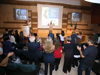 Platea in piedi partecipa a un’attività musicale durante una convention