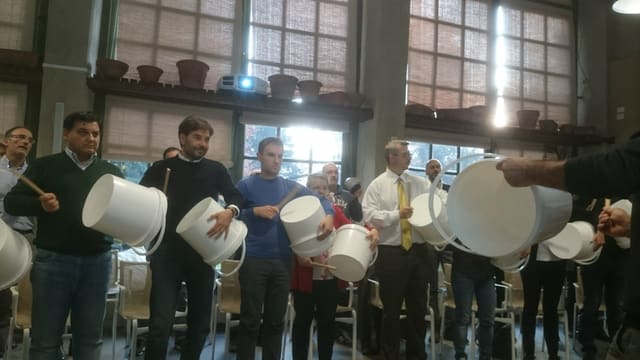 Urban drum circle con i bidoni