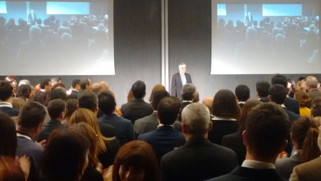 Stefano Corradi sul palco davanti a una platea aziendale