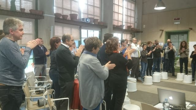 Esercizio di body percussion in piedi