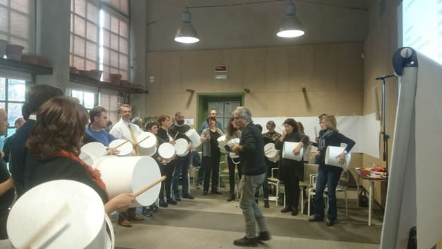 Gruppo in cerchio con i secchi