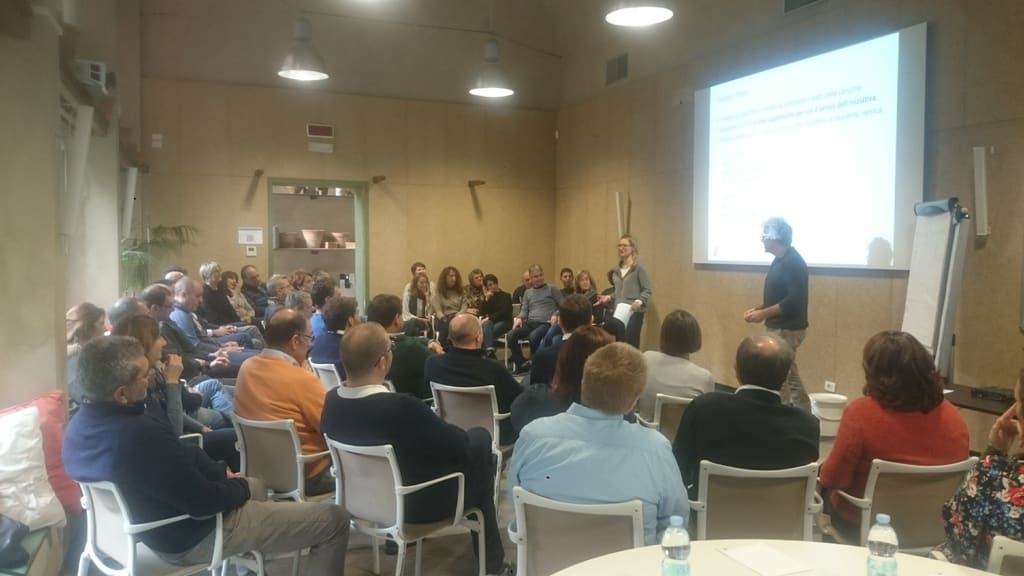 Gruppo di lavoro seduto in sala durante un modulo formativo