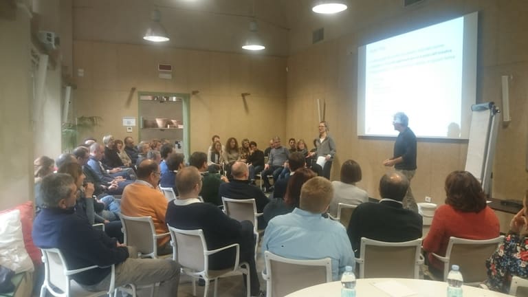Gruppo di lavoro seduto in sala durante un modulo formativo