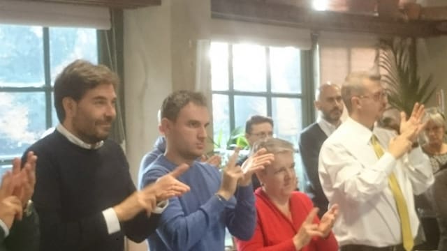 Partecipanti battono le mani a ritmo