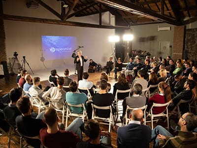 Evento OpenMind con platea in cerchio