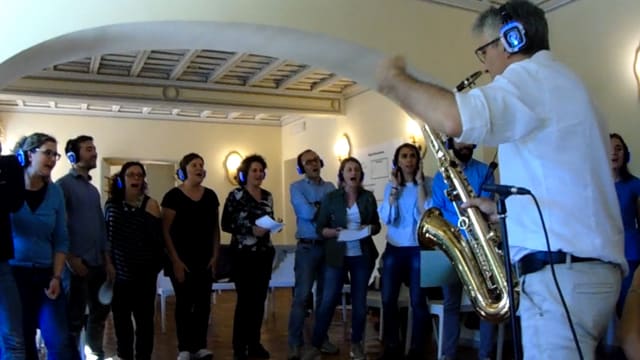 Coro aziendale accompagnato dal sax