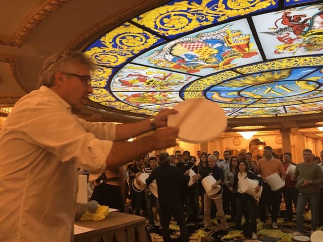 Stefano Corradi con il tamburo a cornice davanti a una grande platea
