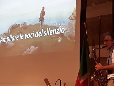 Stefano Corradi suona il sax durante un evento aziendale