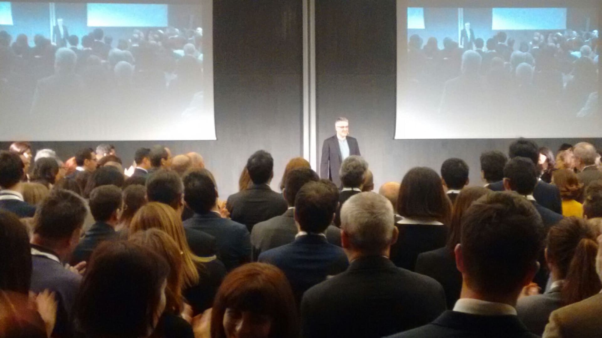 Stefano Corradi sul palco davanti a una platea aziendale