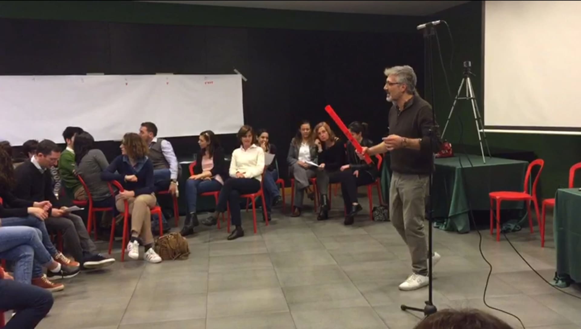 Stefano Corradi guida il cerchio con un tubo sonoro